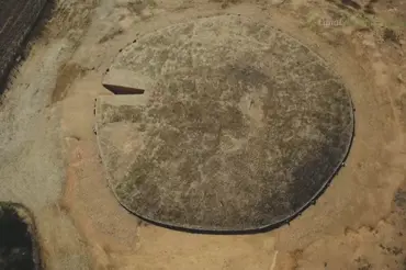 Muž kopal základy domu, objevil obří neolitický monument. Pro podzemní Stonehenge vědci nemají vysvětlení