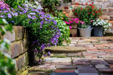 Staré cihly nevyhazujte: Užitečné tipy, jak je krásně využít na zahradě