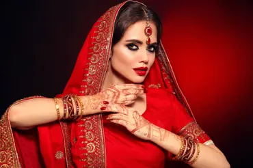 Učte se od krásek z Indie: Zářivé oči díky masáži chodidel? Jejich beauty triky jsou dostupné všem