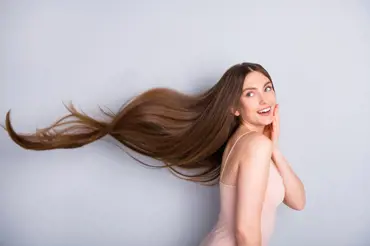 Jak často si mýt vlasy: Záleží na šampónu i na typu vaší kštice