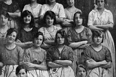 Pozorně si prohlédněte ruce dívek na 100 let černobílé fotce. Dojde vám, proč vyvolala takové zděšení?