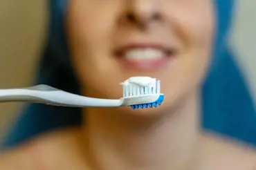 Toto jsou tři situace, kdy byste si neměli nikdy čistit zuby, říká zubař