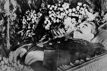 Potupná smrt Josifa Stalina: Pět dnů soudruzi jen pozorovali, jak sípá a trpí