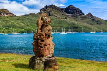 Obři se záhadnýma očima na čtyřúhelníkovém ostrově: Jedna z největších záhad