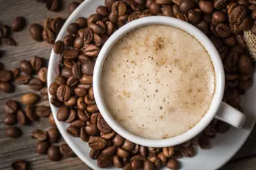 Je mléko v kávě škodlivé: Jak moc časté pití poškozuje slinivku a žlučník? Měli byste si dát pozor!