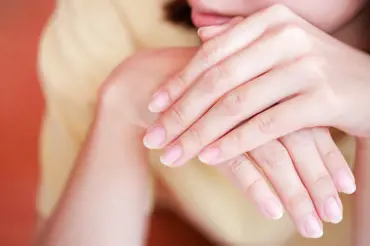 Jakou barvu mají vaše nehty? Možná vám hrozí infarkt nebo potíže s játry
