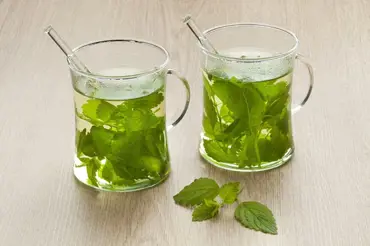 Originální použití zeleného čaje: Místo pití ho vyzkoušejte k odmašťování nádobí