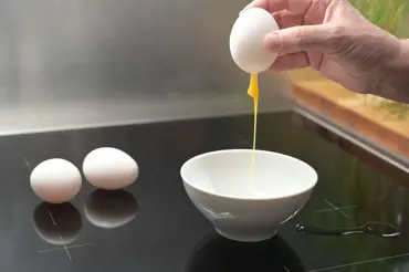 Jednoduchý trik, jak bezpečně vyfouknout vejce jednou dírkou