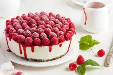 Malinovo-tvarohový dort s ovocem: Ideální do horkého počasí a netloustne se po něm!