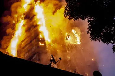 Hrozí londýnské peklo také v Česku? I staré paneláky jsou už bezpečné