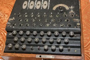 Na dně Baltského moře se našel podivný psací stroj. Jeho historie je děsivá