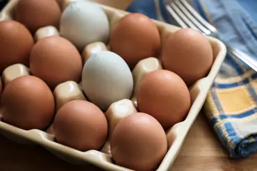Proč jsou teď vejce tak nekřesťansky drahá? Takhle se na nich dá ušetřit