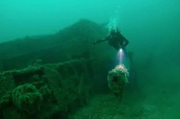2 500 let starý hřbitov vraků na dně moře. Podívejte se na úchvatné záběry