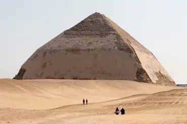 První egyptská pyramida nebyla hrobka. Nepovedla se. Je záhadou, k čemu sloužila