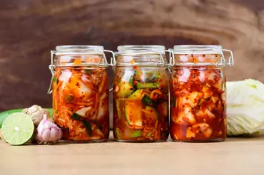 Kysaný zázrak: Proč byste si měli pravidelně dopřávat kombuchu či kimchi?