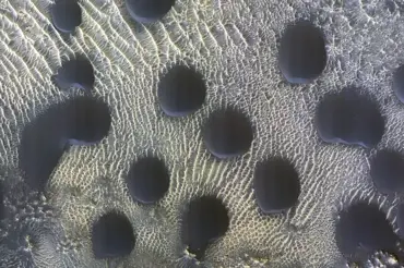 NASA zachytila na povrchu Marsu podivnou věc. Podívejte se na legrační puntíky. Napadne vás, jak vznikly?