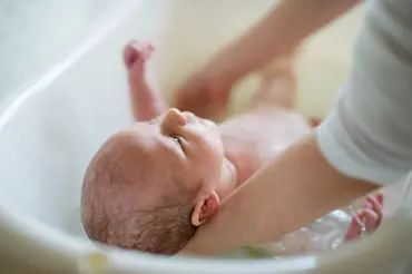 Za vysokou úmrtností kojenců byla porodními bábami doporučovaná péče