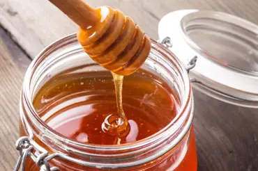 Včelí med jako lék: kdy se hodí květový a kdy spíše medovicový?