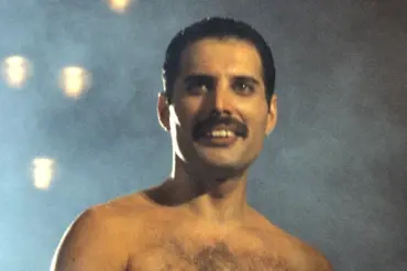 Freddie Mercury nedokázal vstát, jíst ani pít, lékaři neuměli bolest zmírnit