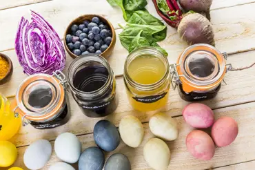 Barvení vajíček podle přírody: cibulí, zelím, řepou, kůrou, kurkumou…