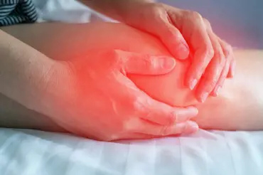 Voda v koleni: Jak ji poznat, první pomoc, i jak kolena ozdravit a zbavit bolesti navždy