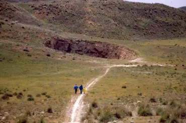 V Chile se objevil obří kráter a pořád se zvětšuje. Vědci netuší, co to znamená