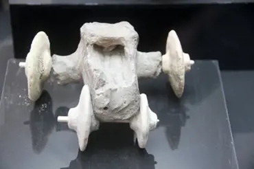 Vědci našli pozoruhodnou 7500 let starou hračku. Prohlédněte si podivné autíčko