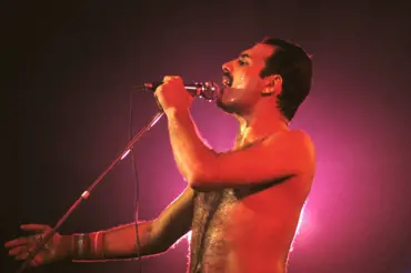 Jak by dnes vypadal Freddie Mercury, kdyby žil? Umělec stvořil skvělou simulaci, poznali byste ho?