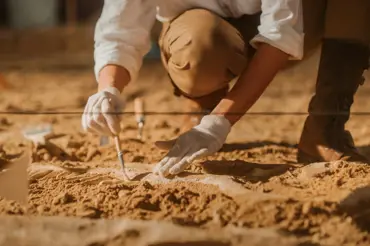 V 300 tisíc let staré skále byl nalezen kovový šroub. Vědci to neumějí vysvětlit