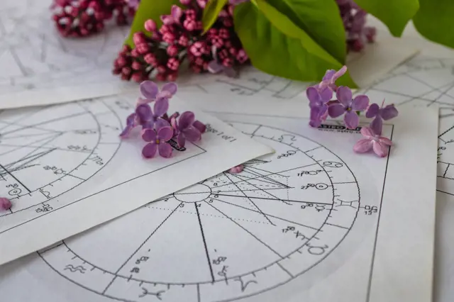 Velký horoskop na duben: Apríl bude plný zvratů. Co přinese Vašemu znamení a na které dny si dát pozor?