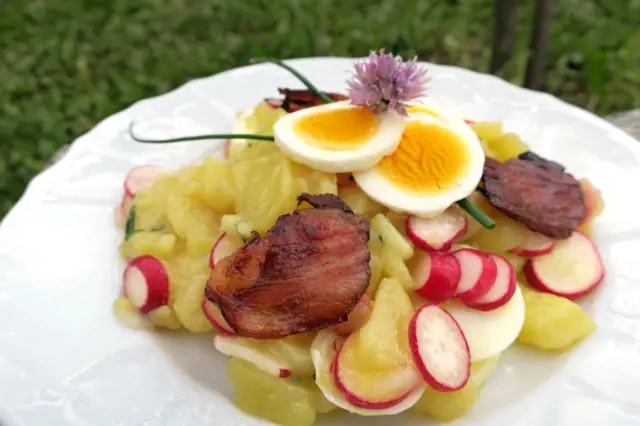 Letní bramborové saláty podle sousedů: bez majonézy a s čerstvou zeleninou