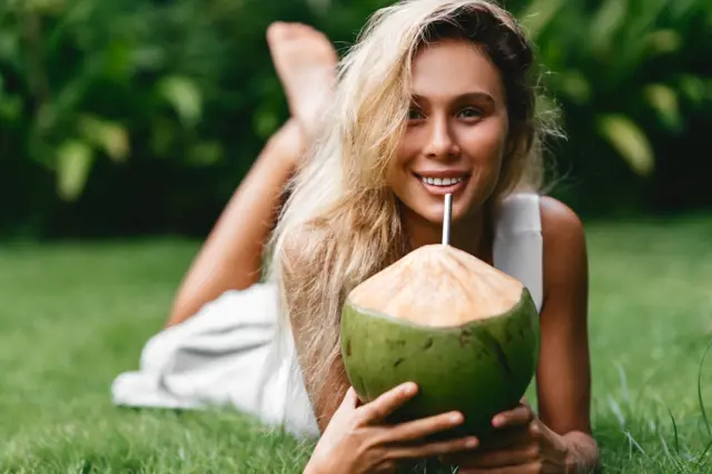 Co se stane s vaším tělem, když budete pít každé ráno kokosovou vodu?