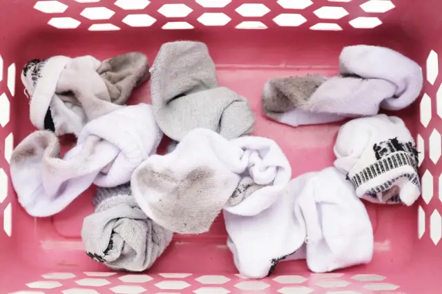 Zaprané ponožky budou zase zářit bělostí: Pomůže vám s tím tento prášek na bolení hlavy