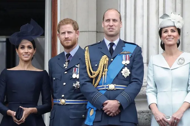 Harry a Meghan zastínili Williama a Kate: To z nich prý udělalo hrozbu monarchii