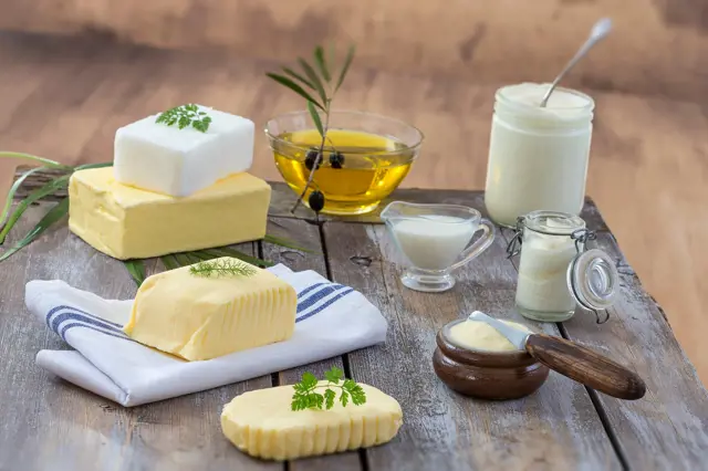 Je zdravější máslo, nebo sádlo? Odborníci mají jasno. Tohle porovnání vás překvapí