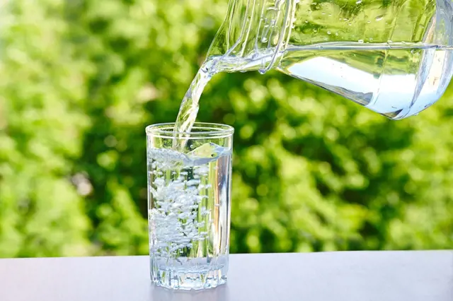 Jednodenní půst: Co udělá s tělem, když budete celý den pít jen čistou vodu?