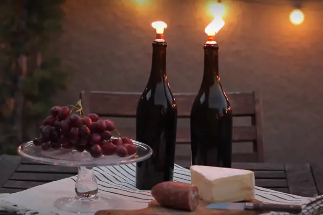 Louče z prázdných lahví od vína: Levná dekorace, která udělá z vaší večerní zahrady romantické