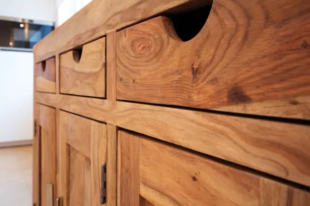 Péče o dřevěný nábytek: Ošetřit lakem nebo olejem?