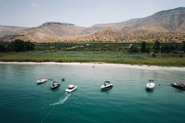 Na dně Galilejského jezera vědci našli záhadnou věc starší než pyramidy. Je vidět i ze satelitu