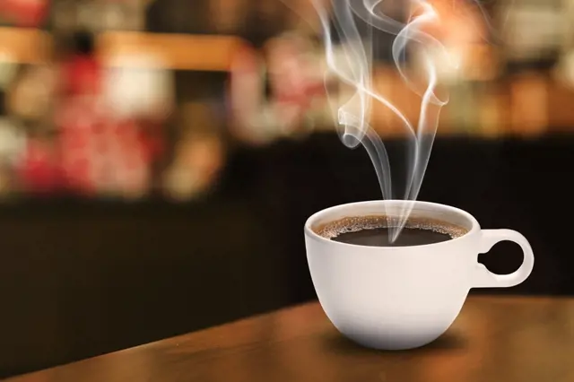 Je pravda, že pití horké kávy způsobuje rakovinu?