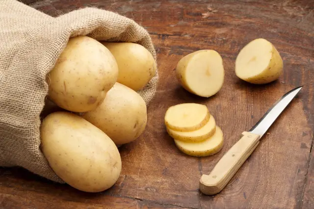 Stačí bramboru otisknout v soli: Geniální trik, který vyčistí zašlé hrnce