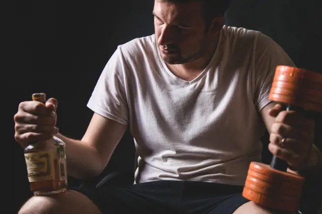 Jak alkohol může ovlivnit budování svalů, hubnutí a výkonnost?