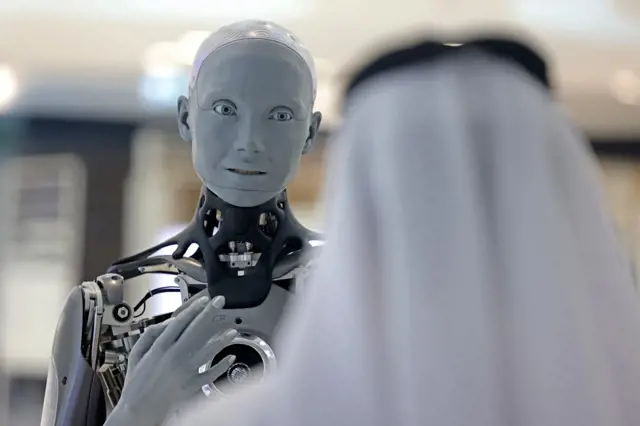 Nejvyspělejší robot na světě dostal otázku, kde bude lidstvo za sto let. Odpověď je velmi optimistická