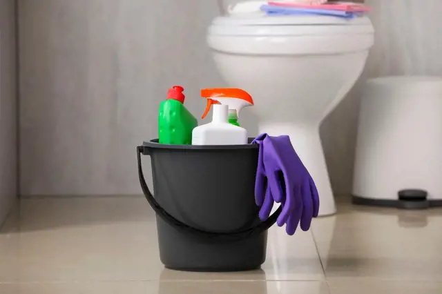 Jak vyčistit ucpané WC bez zvonu: Skvělý je trik s PET lahví