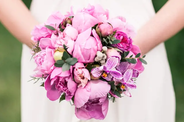 Svatební kytice z pivoněk – záruka nadčasové romantiky