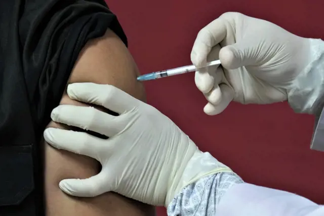 Odškodnění za očkování proti covidu: Češi už požádali o stovky milionů