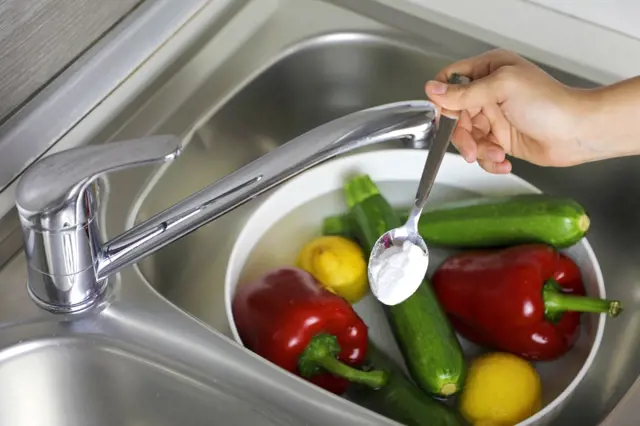 Proč je dobré kupovanou zeleninu z obchodu máčet ve vodě s jedlou sodou