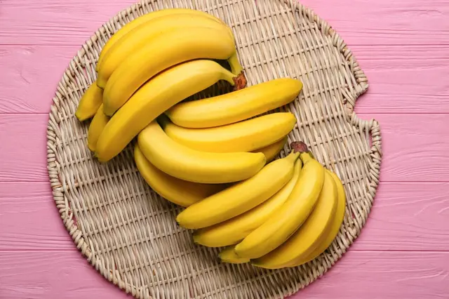 Jak skladovat banány, aby nezčernaly: Vyzkoušejte trik s lepicí páskou