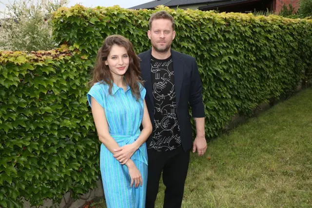 Herečtí partneři Sara Sandeva a Jakub Prachař hraji v novém seriálu.