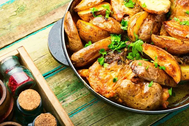 Kuře a brambory na jedné pánvi: Delikátní rodinná večeře, co šetří čas i peníze